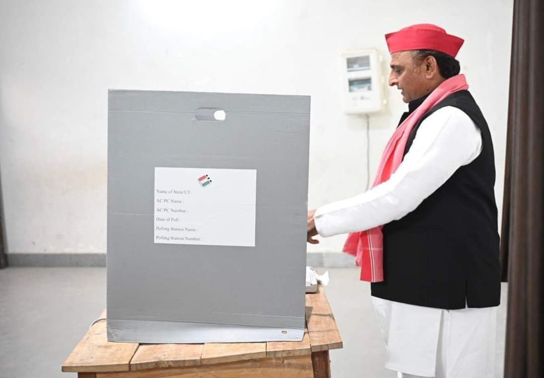 NooseVp's tweet image. अब ऐसी अफवाह कौम फैला रहा है.... 😭

अखिलेश भैया वोट देने पोहोचे और बटन दबाने के लिए साइकिल 🚲 की ओर झुके।
पर टोटी के चलते बटन फूल 🪷 का दब गया। 😭

#evmhacking 
#LokSabhaElection2024