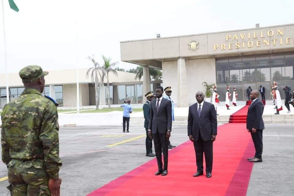 • Le Président sénégalais, Bassirou Diomaye Faye, est à Abidjan.

Il a été accueilli par le vice-président de la Côte d’Ivoire, Tiemoko Meyliet Koné.
