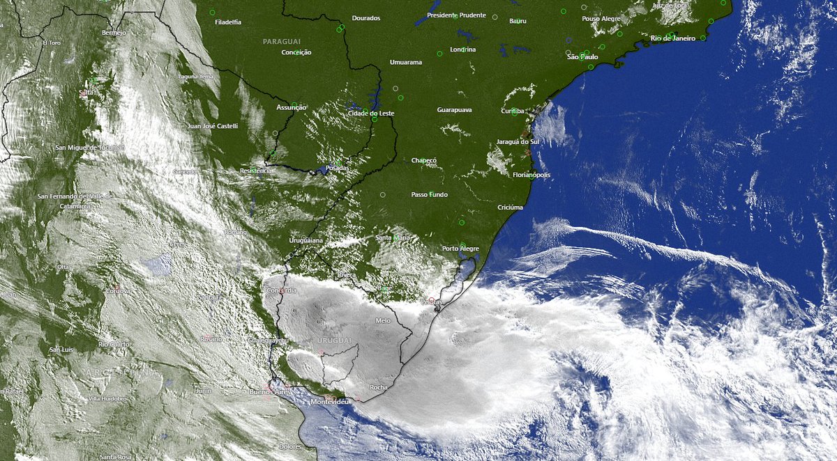 Uma intensa área de baixa pressão (cavado) associada aos ventos quentes e úmidos transportados da região Amazônica, favorecem chuvas acompanhadas de descargas elétricas (raios) e granizo isolado entre o Uruguai e algumas cidades da Campanha Gaúcha. Scheuer / Coutinho