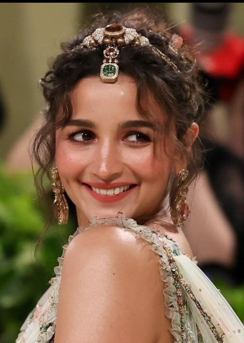 IM JUST SO OBSESSED WITH ALIA'S HAIR ACCESSORY 😩😭😭😭 that mathapatti looks just so gorgeous...her hair style makes it even more prettier
