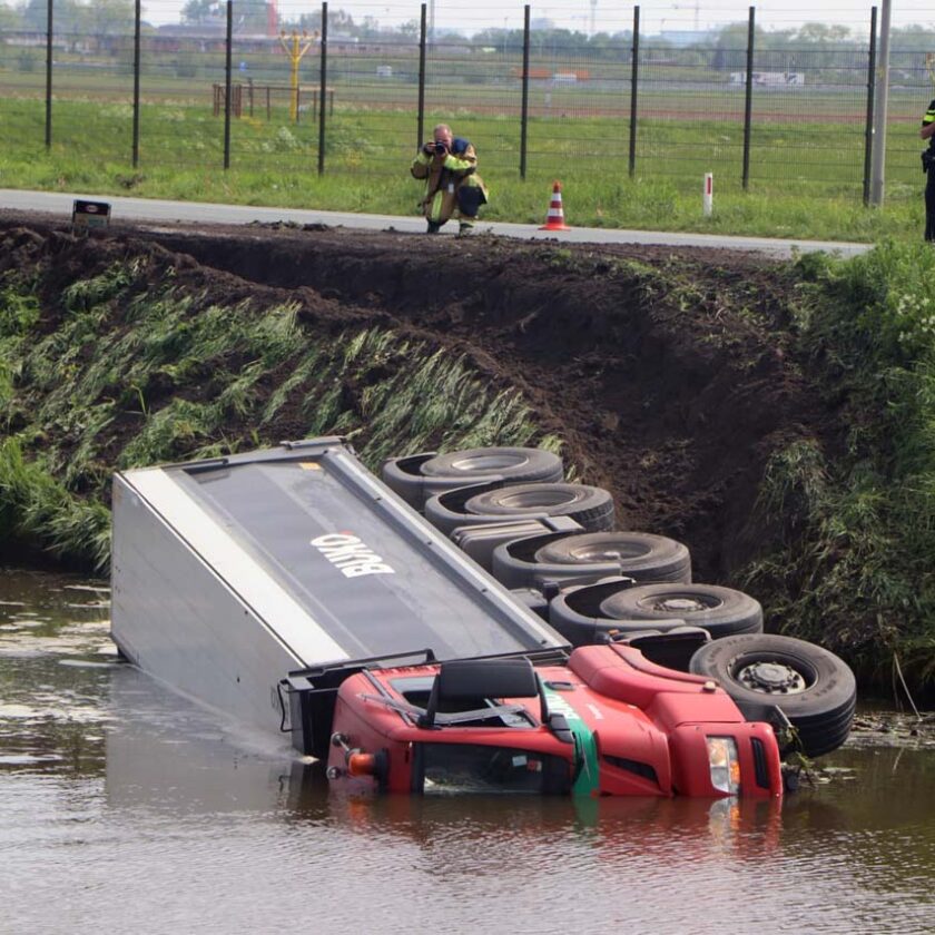 #Lijnden – Vrachtwagen met 30 ton zand in de Hoofdvaart (foto-update van de berging) - 112meerlanden.nl/2024/05/06/lij… - #haarlemmermeer #vlnnieuws #update