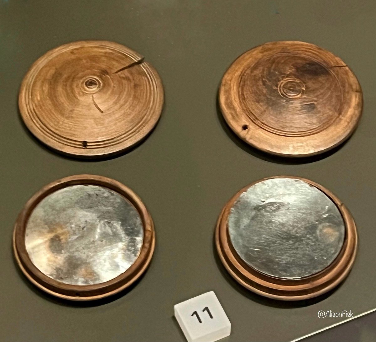 A rare pair of Egyptian compact mirrors. Look quite modern for almost 2,000 years old! 🤩 Made of tinned copper, the mirrors are held in beautifully turned wooden cases and form a set: convex for magnifying, concave for seeing the entire face. From Roman period Hawara.…