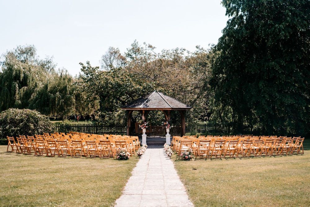 Worton Hall is the epitome of enchantment! ✨ Their exclusive-use facility can accommodate weddings of all sizes, with options for both indoor and outdoor ceremonies! 💍 

thecompleteweddingdirectory.co.uk/WortonHallWedd…

#weddingvenue #weddingvenueoxfordshire #oxfordweddings #rusticweddingvenue
