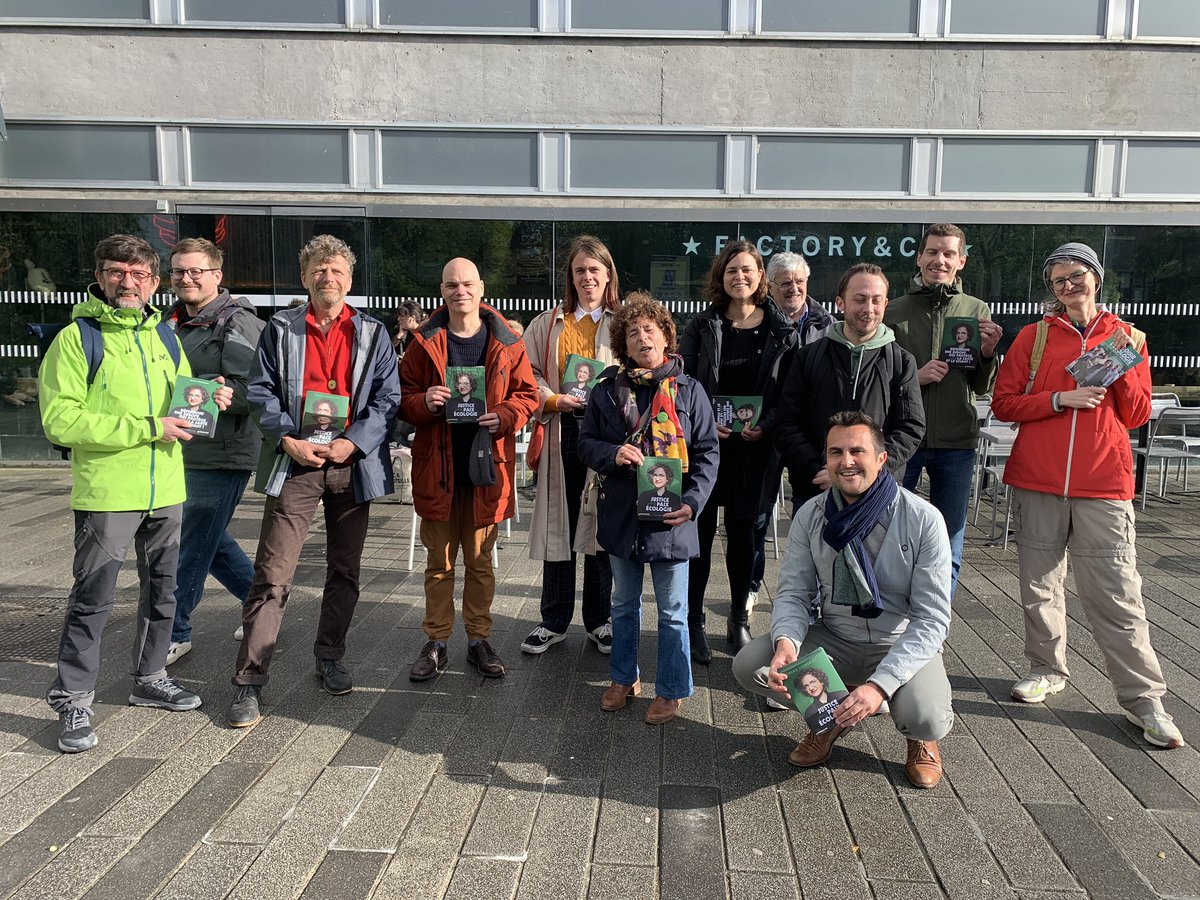 Tractage en nombre sous le ☀️ hier à Gare Nord pour faire gagner la liste de @marietouss1. L'écologie est le seul chemin d'un avenir désirable pour toute la population européenne ! Le 9 juin, c'est le bulletin vert dans l’urne, avec @ecologiejustice 🌻 📩