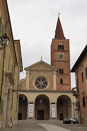 #cyclisme 🚴🏻‍♂️ #Giro 🇮🇹    Étape 4⃣, départ

La construction de la cathédrale Notre-Dame-de-l'Assomption a débuté au XIe siècle. et s'est étalée sur plusieurs siècles. Elle a connu différentes phases architecturales : romans, gothiques et baroques.

#vélo #AcquiTerme