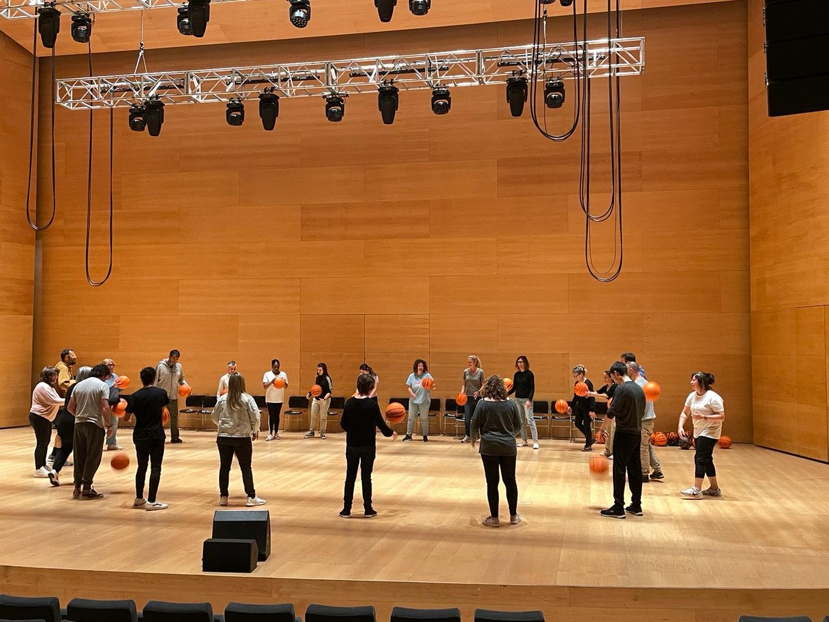 🎶🏀Aquest matí, l'Auditori de Girona ha acollit la sessió 'Música i acció social en la mateixa òrbita' del curs #EducambArt d'@apropacultura. Una proposta que ha comptat amb el formador Josep M. Aragay, de @basket_beat.