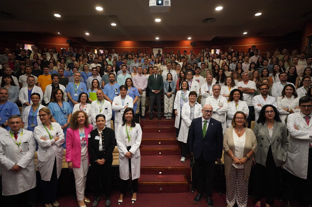 Hoy ha tenido lugar el acto de bienvenida a los nuevos Especialistas Internos Residentes que hoy comienzan su andadura en el @HospitalUVRocio y que ha sido presidido por el presidente @JuanMa_Moreno 

Sois el futuro de nuestra sanidad. ¡Bienvenidos!

▶️acortar.link/GzWd6n