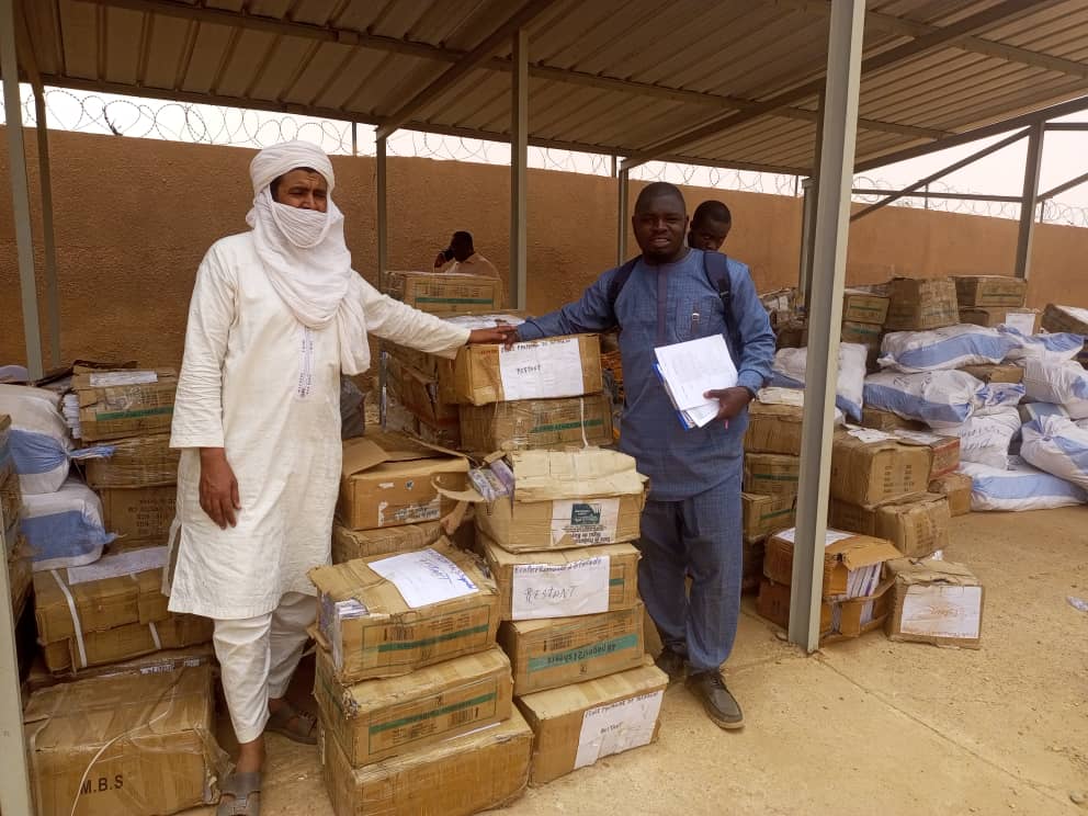 PCRSSMali's tweet image. 27 Centres de Santé Communautaire (CSCOM) reçoivent des équipements sanitaires dans la région de #Gao
 
Le Gouvernement du Mali, à travers @PCRSSMali  remet un lot important d’équipements sanitaires aux CSCOM des communes de Soni Ali Ber, Ansongo, Taboye, Tarkint et Tin-Hamma.