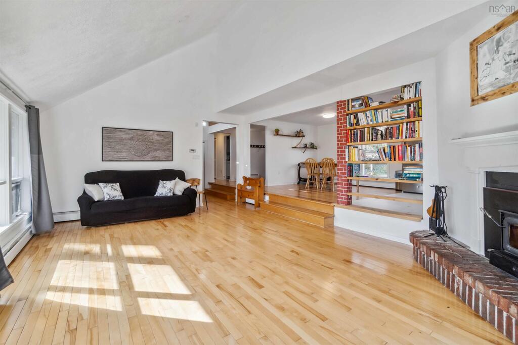 viewpoint_ca's tweet image. $599,900 FOR SALE
5 Beds | 3 Baths | 2,494 sq. ft.
84 Windsor Drive, Stillwater Lake

In sought after Stillwater Lake, you will be excited to view this 5 bedroom, 3 bath contemporary home with triple car garage. 

Listed by ViewPoint agent Lydia MacIsaac
viewpoint.ca/cutsheet/20240…