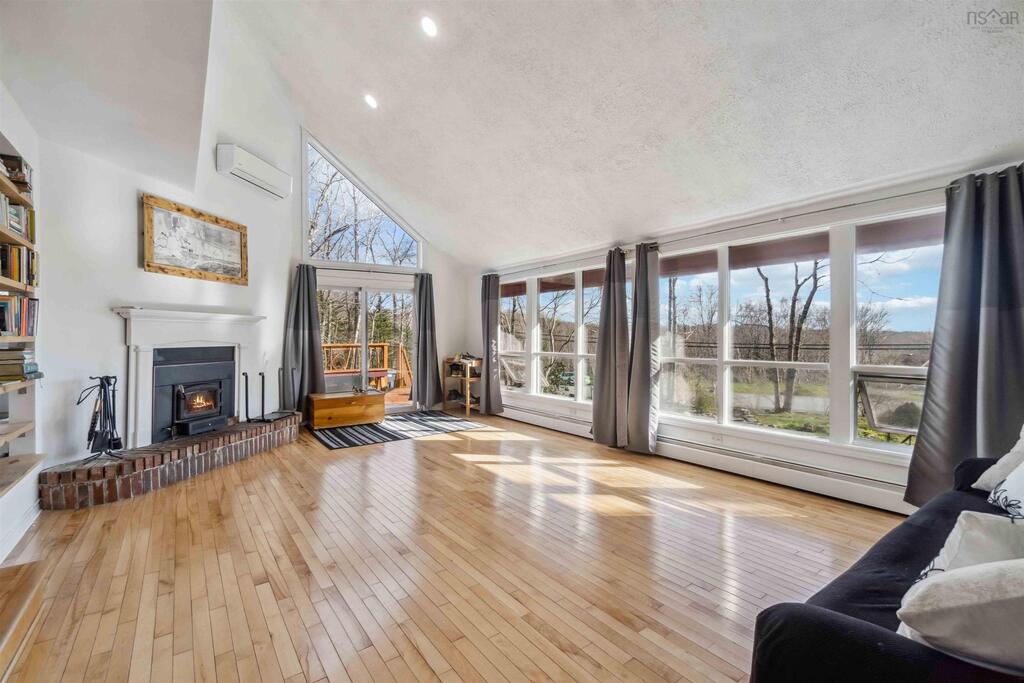 viewpoint_ca's tweet image. $599,900 FOR SALE
5 Beds | 3 Baths | 2,494 sq. ft.
84 Windsor Drive, Stillwater Lake

In sought after Stillwater Lake, you will be excited to view this 5 bedroom, 3 bath contemporary home with triple car garage. 

Listed by ViewPoint agent Lydia MacIsaac
viewpoint.ca/cutsheet/20240…