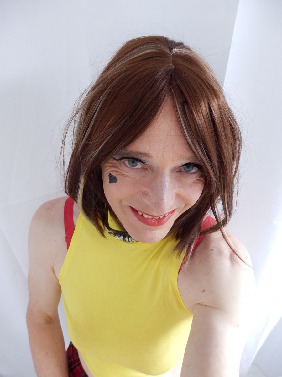 julieslegs3's tweet photo. One of my pics from last week. Is yellow a good colour for me? https://t.co/nrkajQOvn4