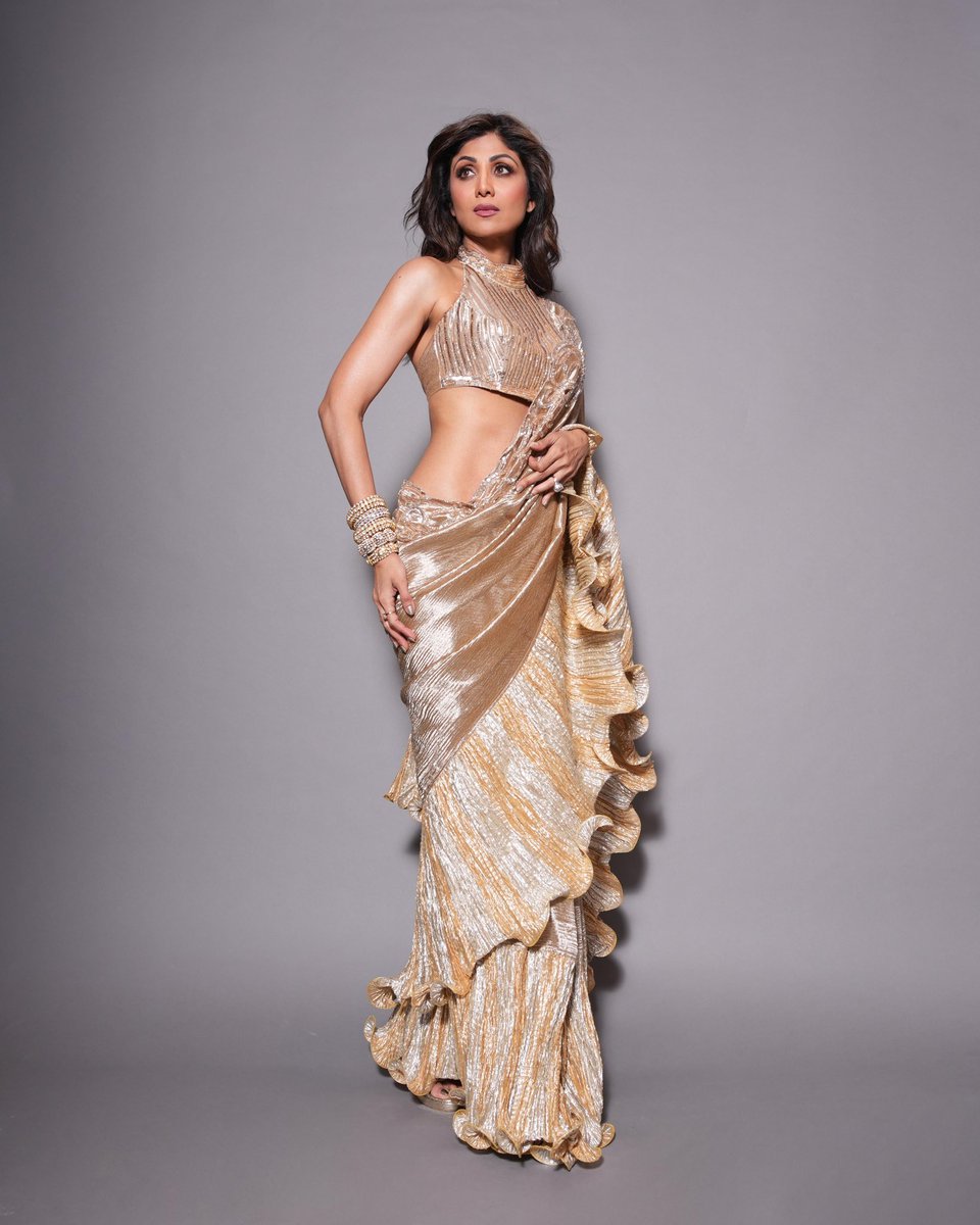 Golden goddess: #ShilpaShetty stuns in this timeless saree ensemble and we can’t stop admiring her beauty😍