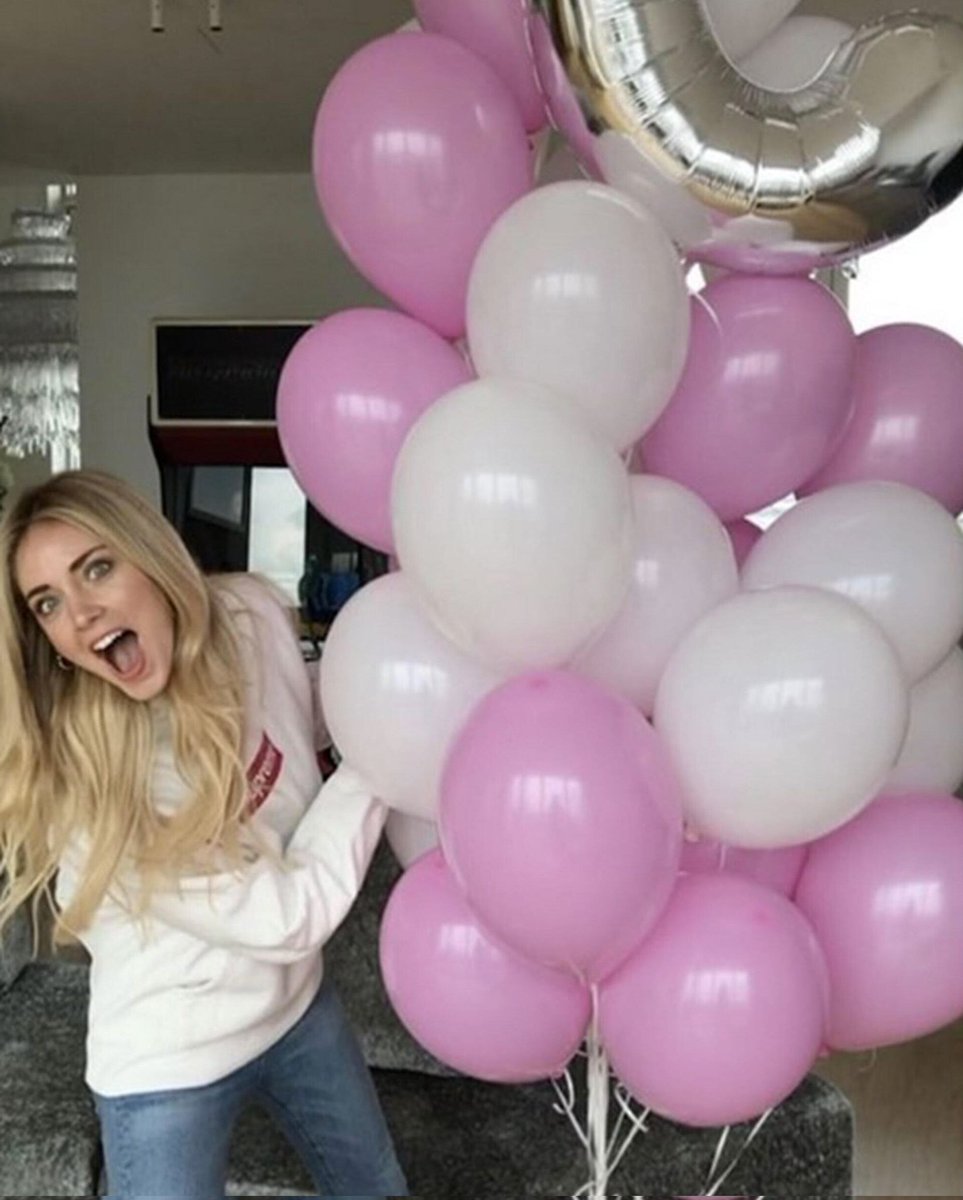 Happy birthday to Chiara Ferragni!😍🎈#chiaraferragni #italiangirl #blondegirl #happygirl #birthdaygirl #pinklover #whiteandpink #throwback #casualoutfit #palloncini #balloons