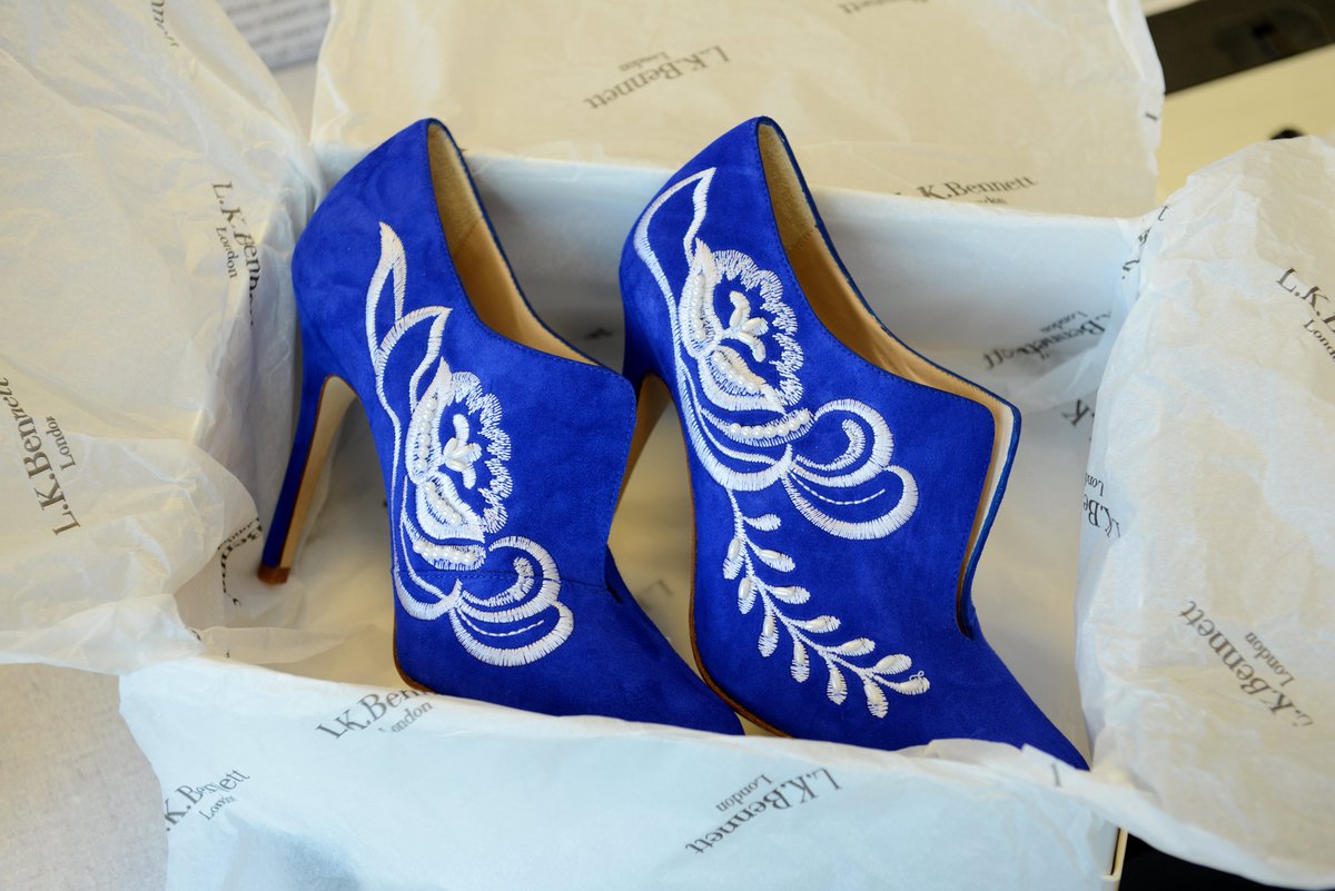 This gorge pair of bespoke shoes made for #PrincessCatherine by @dmuleicester Footwear Design alumna, Becka Hunt, 2012 for #FashionFriday. 

More on designing footwear for royalty on our blog: library.dmu.ac.uk/archivesblog/h…

@librarydmu @explorearchives @AStitchinTime13  @DMUforlife