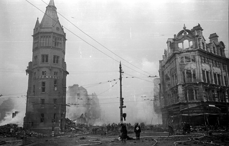 On 8 May 1941 #Hull woke up to the first morning of the Hull Blitz. The tower of the Prudential Assurance building (housing the offices of @SmailesGoldie) marked the grave of 16 people sheltering in its basement. We remember them, and many others. @HullMaritime @hull_libraries