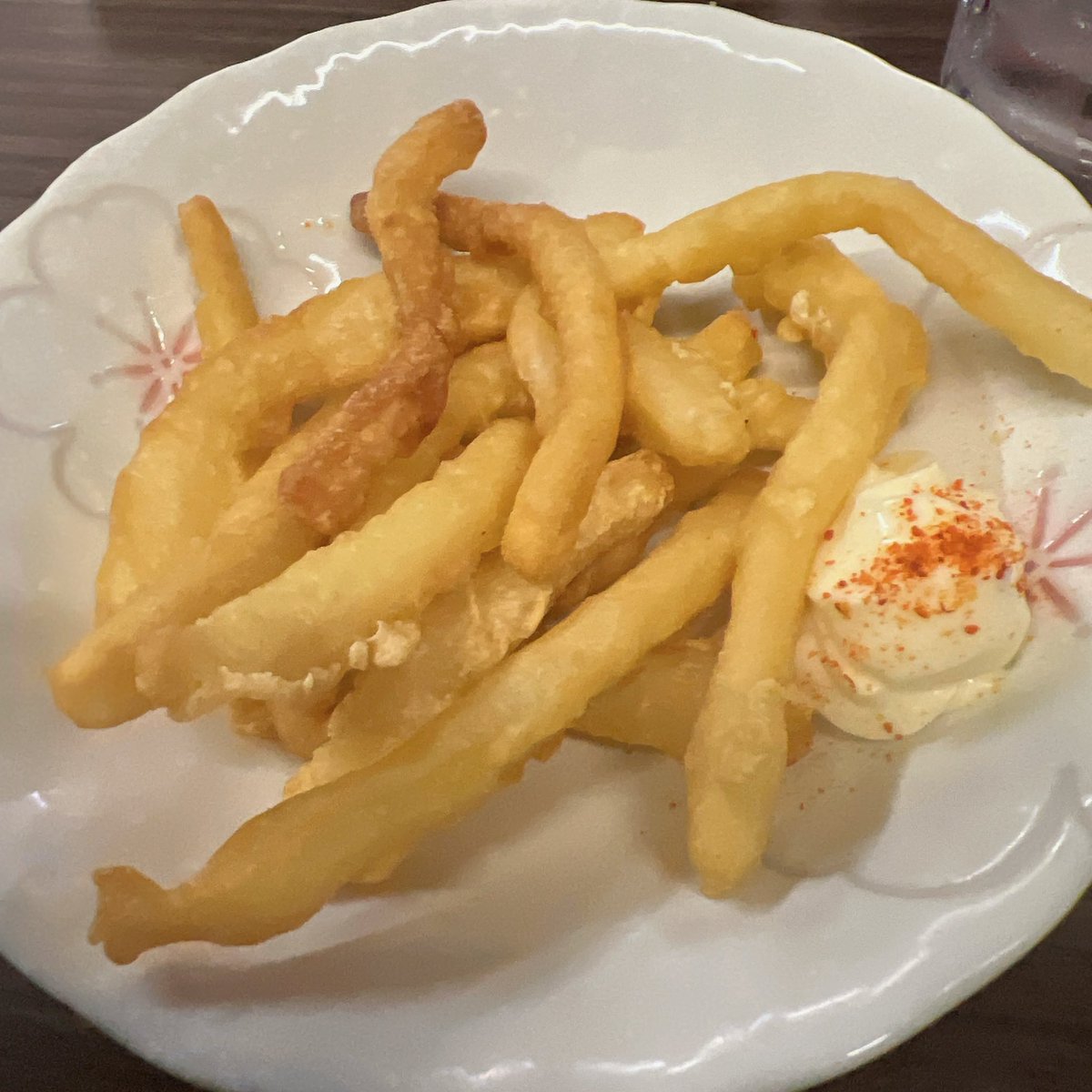 Senbero_Reds2's tweet photo. 大阪の「いこい」
チューハイ、どて焼き、スルメの天ぷら　最高　
阪急中津 https://t.co/qOvvKzjh6h