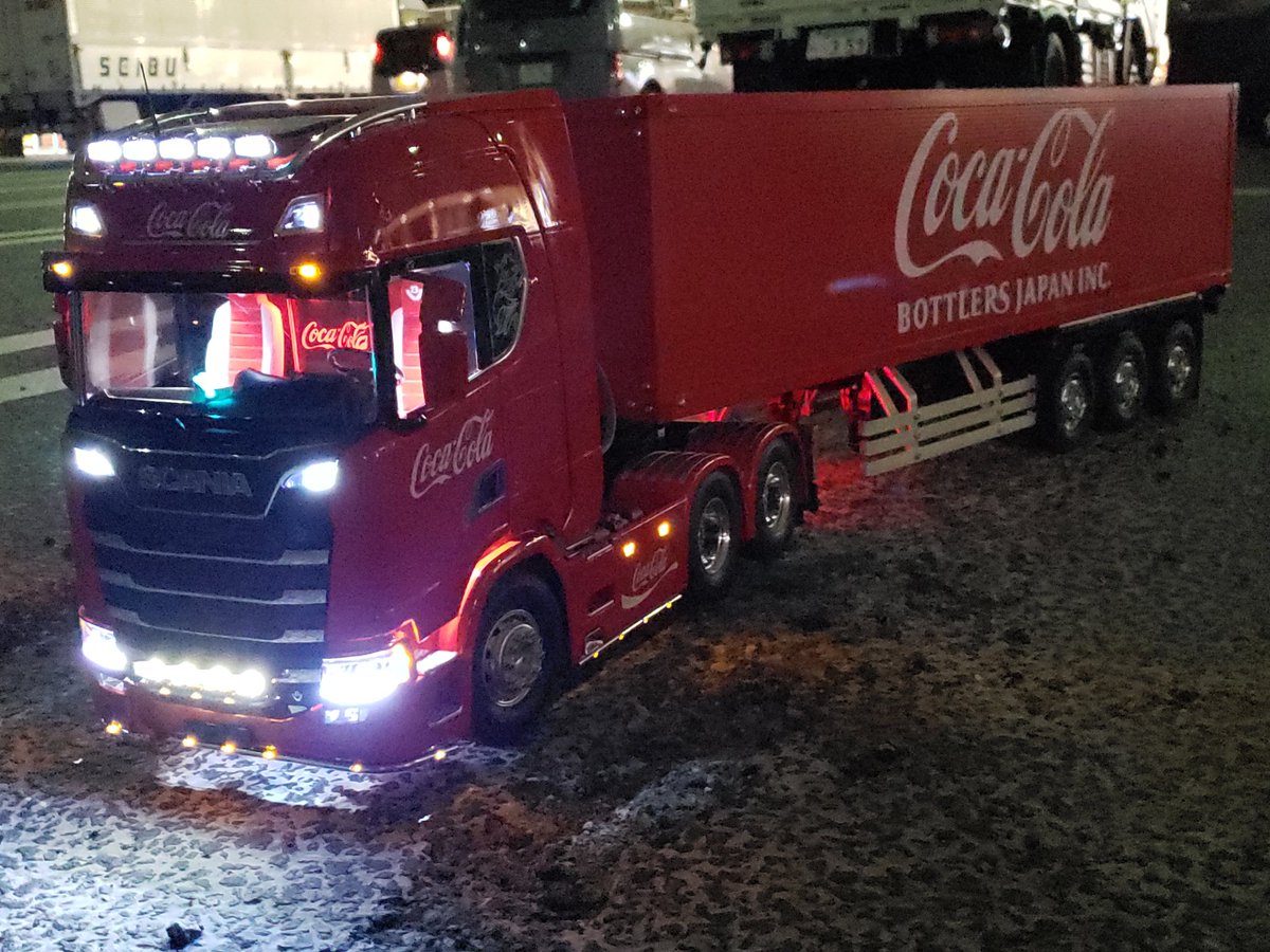 京都コカ・コーラ工場見学にスカニア７７０と一緒に行って来ました✨
ちゃんとコカ・コーラの許可を得て持ち込み撮影しました。ナイトシーンはできたコカ・コーラを輸送中のシーンで高速のサービスエリアで撮影しました🎵
#ご当地RCフォト2