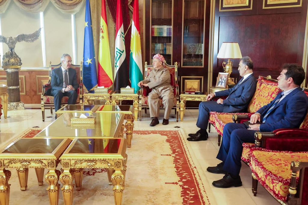 On concluding his duties in Iraq, President @masoud_barzani met with @EmbEspIraq Ambassador Pedro Martinez for a farewell. Expressed gratitude for his active role & highlighted the history & sacrifices of the people of Kurdistan for our rights and stability in Iraq & the region.
