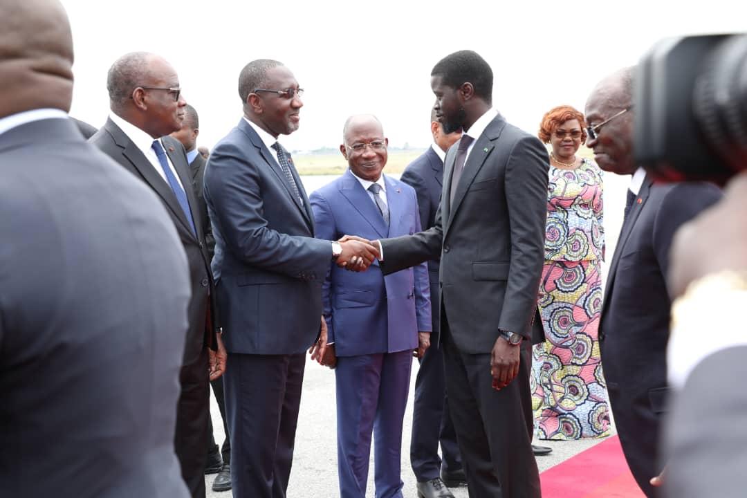 Coopération Côte d'Ivoire - Sénégal Arrivée à Abidjan du Président sénégalais @PR_Diomaye, ce mardi 07 mai 2024. Il a été accueilli à sa descente d'avion par le VP ivoirien, @Meyliet_KONE Meyliet Koné. Le Ministre des AE S.E.M Léon Kacou ADOM a pris part à cet accueil.