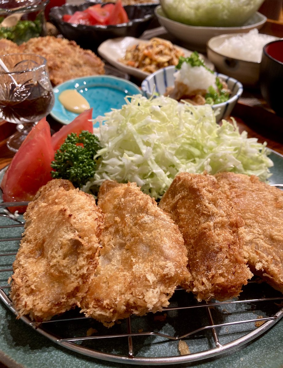 お肉屋さんの揚げるだけの豚カツ
鶏皮パリパリ大根おろしポン酢
お肉屋さんのナムル
野菜🌱🍅
キャベツのお味噌汁🥣です

#おうちごはん 
#料理記録 
#晩ごはん