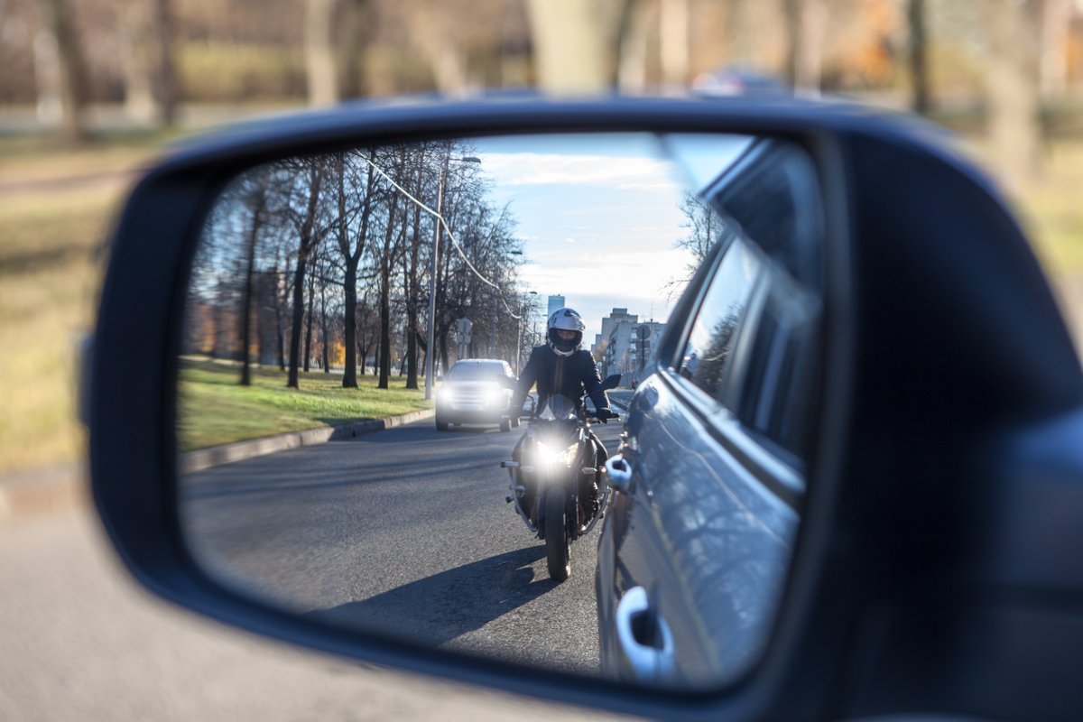 INBMV's tweet photo. Almost 40% of your field of vision in a car is blocked by blind spots. As a driver, you need to stay 💯% engaged and alert for motorcycles! #inbmv #motorcyclesafety #ridesafeindiana https://t.co/9HhD0iVE6c