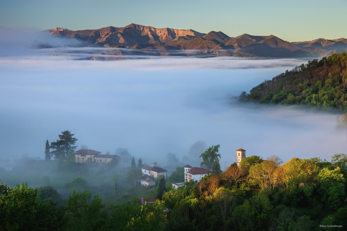 Tuscany? 
No. Northern Spain. After yesterday's shot I was running up a hill I've seen from the road to get a better view over the foothills of the Picos de Europe and a little hamlet. Some fog always creates some magic. 
#landscapephotography #spain @AsturiasTourism