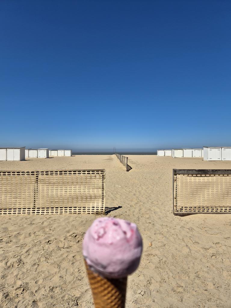 Lars77488426's tweet photo. Ijsje tijdens onze sportdag in Knokke, om 14u25 #vrtweer https://t.co/UJj48lNch1