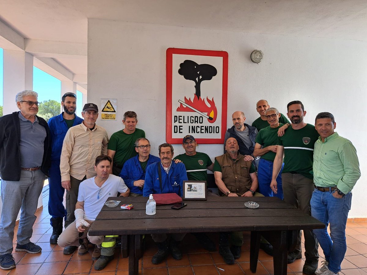 Plan_INFOCA's tweet photo. Se jubila el compañero Rafael Montero, persona y trabajador excepcional, operativo desde 1986 en la provincia de Córdoba. 

En 1993 pasó al retén CE-205 de las Ermitas, y estos últimos años ha estado en el GA CA-203.

Fotón tras intervenir en el #IFTrassierra. 

DISFRUTA RAFA!!! https://t.co/LaVE5YX0ni