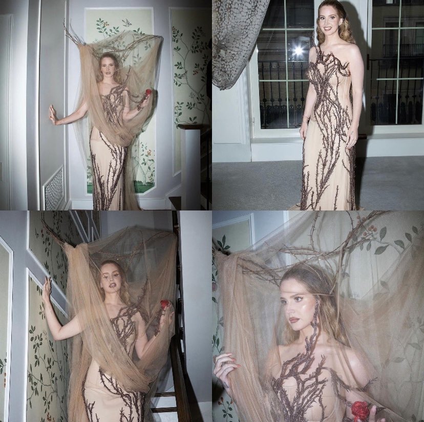 CinamonSluh's tweet photo. Lana Del Rey made history with her Met Gala look https://t.co/FFd1kApp8O