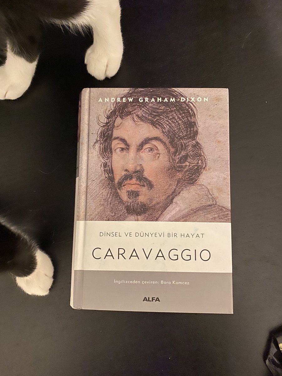 Bu kitabı okuduğumda Caravaggio hayranlığımın yanına büyük bir Andrew Graham Dixon hayranlığına da sahip olmuştum. Kendisi 10 yıl boyunca Caravaggio’nun izini sürmüş. Bu öyle bir iz sürmek ki Roma’dan Napoli’ye kadar ressamın izinden adım adım gitmiş, eski mahkeme kayıtlarından