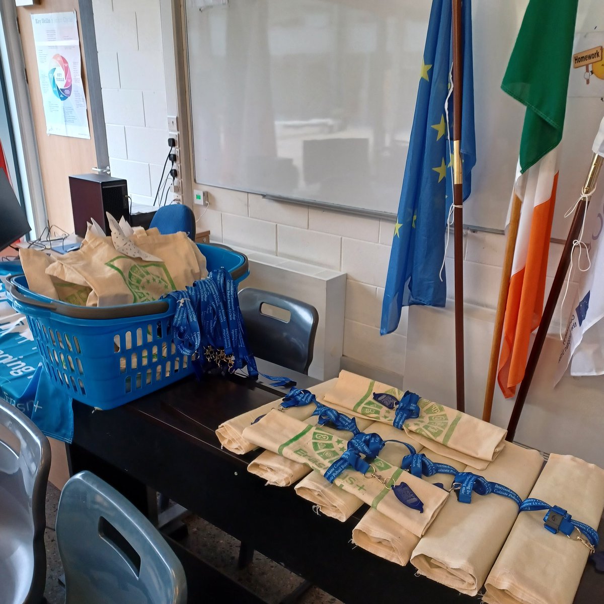 We made sustainable reusable bags decorated with the unsdgs for our European visitors. And gave them lanyards made of recyclable materials. @BorrisokaneCC @Take1_Programme @ETBIreland @TipperaryETB 
#unsdgs
@etbi_sdgs