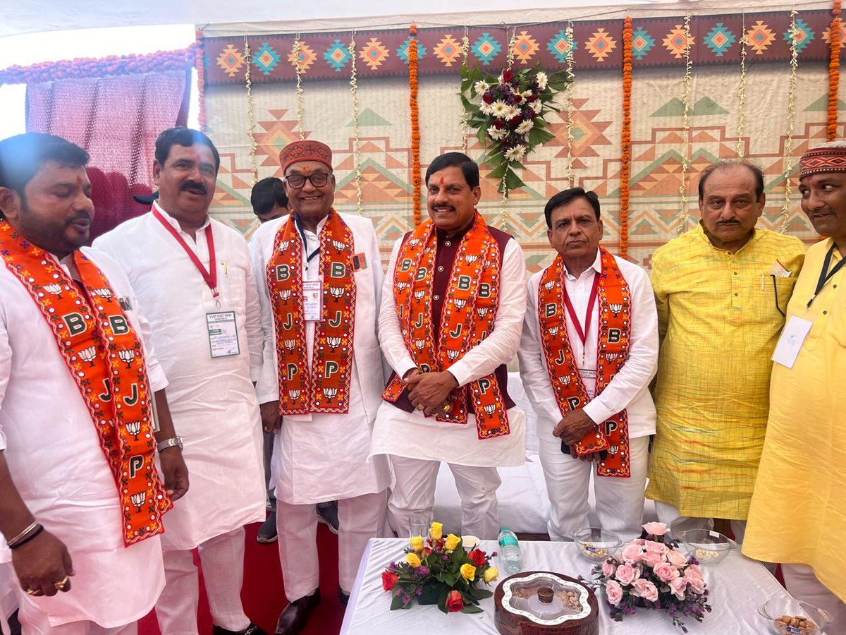 धार में मा. <a href="/narendramodi/">Narendra Modi</a> जी की सभा की सफलता के बाद सभी जिम्मेदार प्रभारियों व कार्यकर्ताओं  जिलाध्यक्ष और टीम भाजपा का स्वागत अभिनंदन करते हुए सरल सहज मुख्यमंत्री श्री <a href="/DrMohanYadav51/">Dr Mohan Yadav</a> ने सभी आगंतुको का आभार प्रकट कर नारे लगवाये अबकी बार मोदी सरकार।