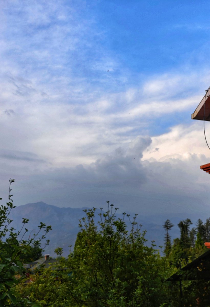 Building up again. Shali temple is at almost 9500 feet, so one can imagine the height of the clouds that are rolling in. #tuesdayvibe #mashobra #HimachalPradesh