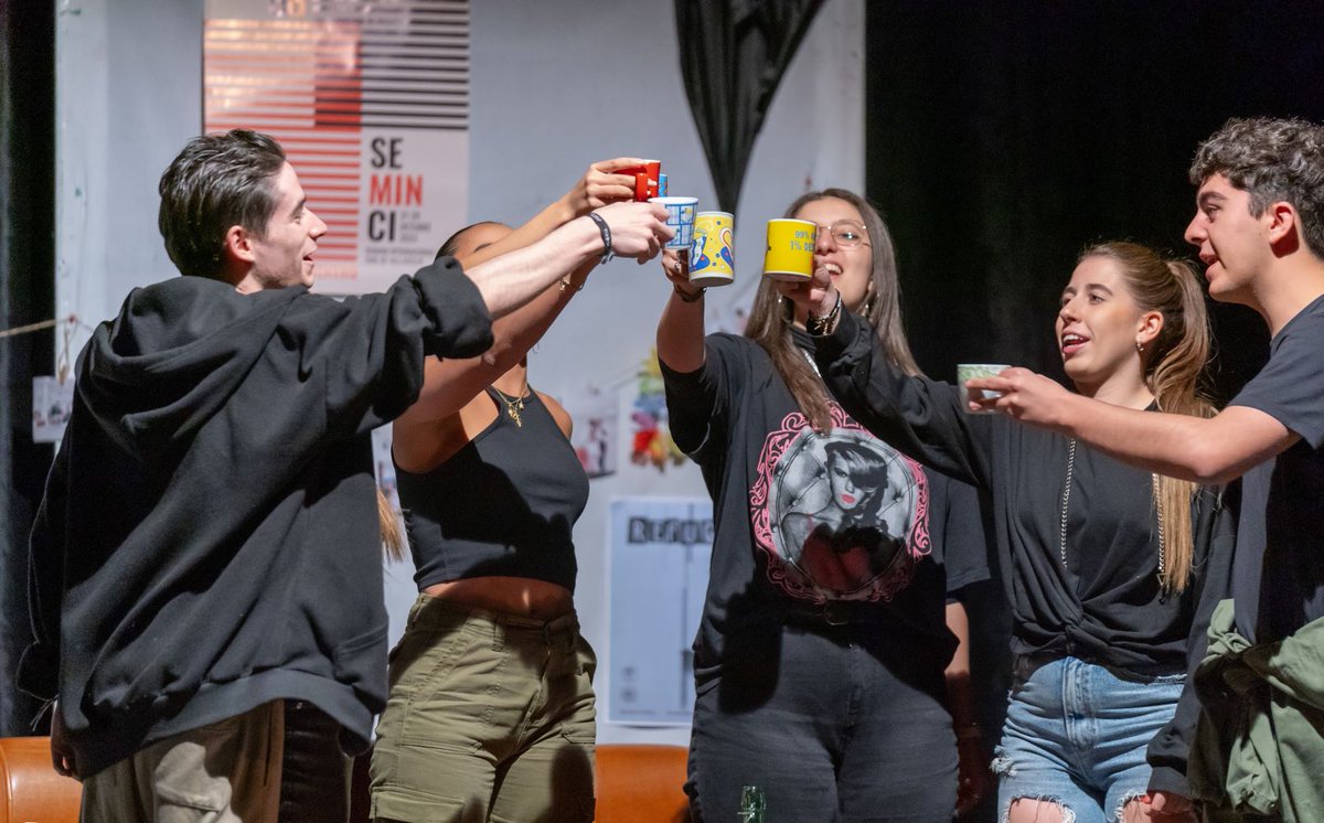 🎭El grupo de teatro de la residencia universitaria Alfonso VIII de la #UVa volvió este finde a los escenarios con la obra inédita 'Refugio' escrita y dirigida por Vanesa Lorenzo de #ESADCYL Y en el reparto: Raquel, Chaimae, Alonso, Silvia, Belén, Mateo , Yokairy y Mihaela…