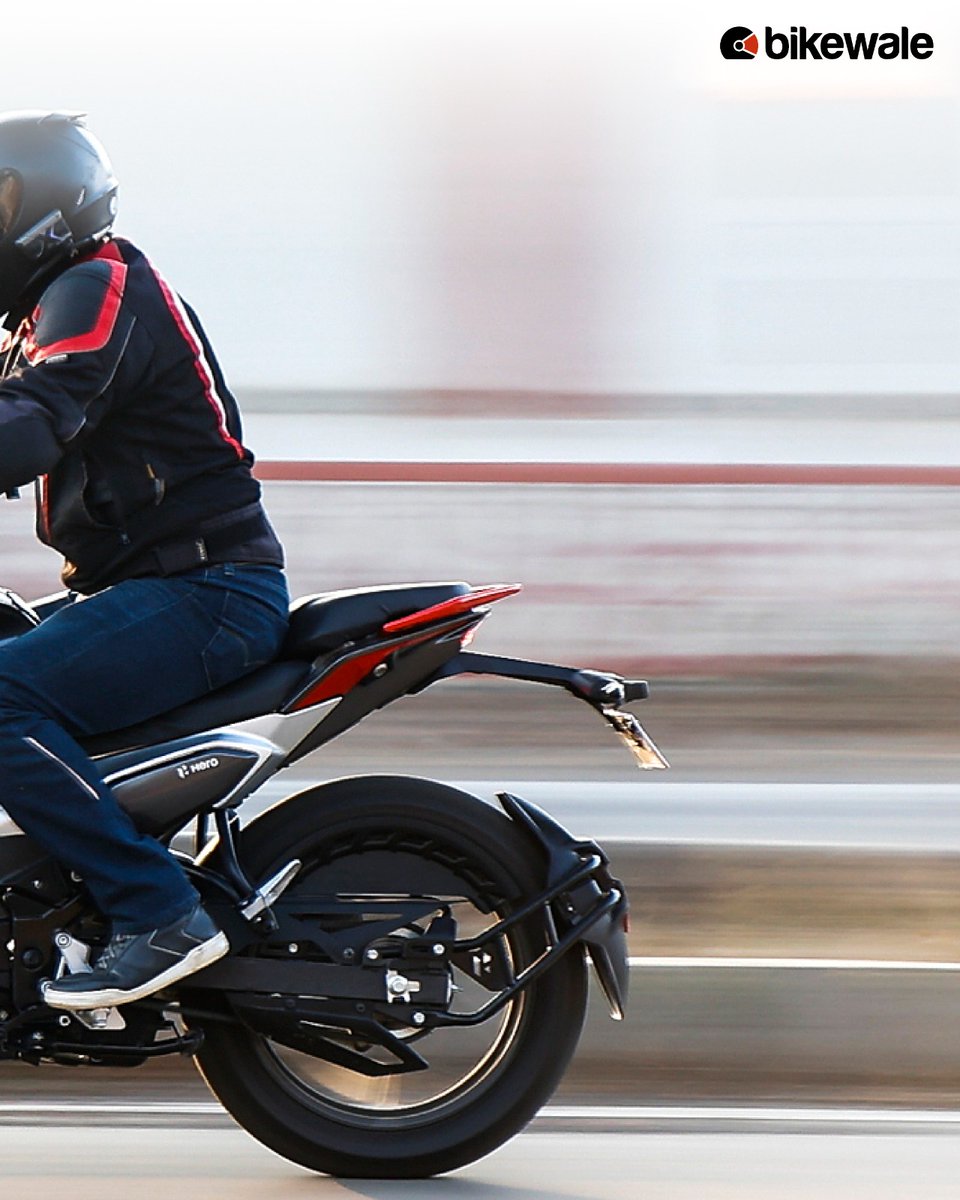 The #Xtreme125R is extremely comfortable to commute on. It is powered by a 124.7cc, air-cooled motor, which Hero claims is an all-new unit. The engine produces 11.4bhp at 8,250rpm and a peak torque of 10.5Nm at 6,000rpm. 
Read more: bit.ly/3JWxiwd

#bwphotos