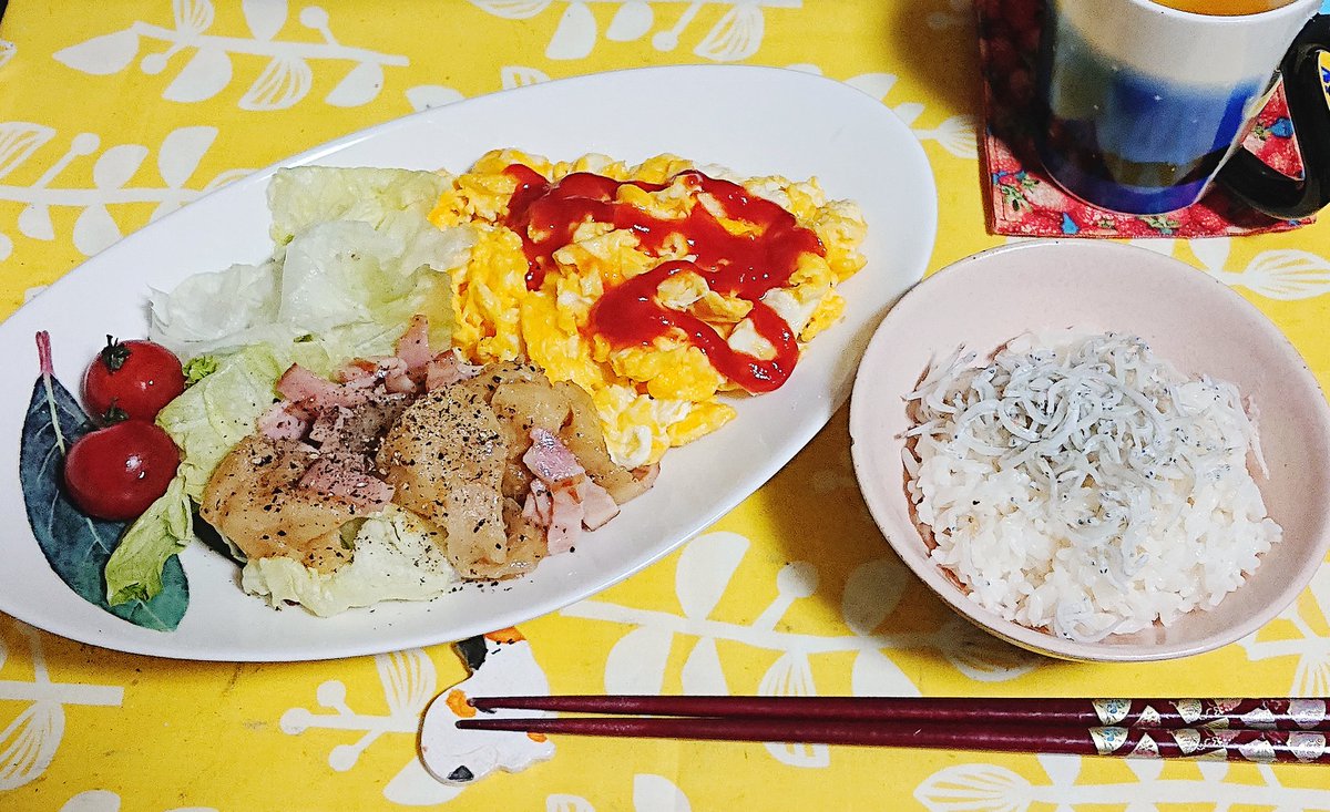 夕飯
ぷちトマト🍅、スクランブルエッグ、千切りレタス、ジャーマンポテト?、しらすご飯！✨

いただきます(≧ω≦。)🎶
#二人でご飯時間
#おうちごはん