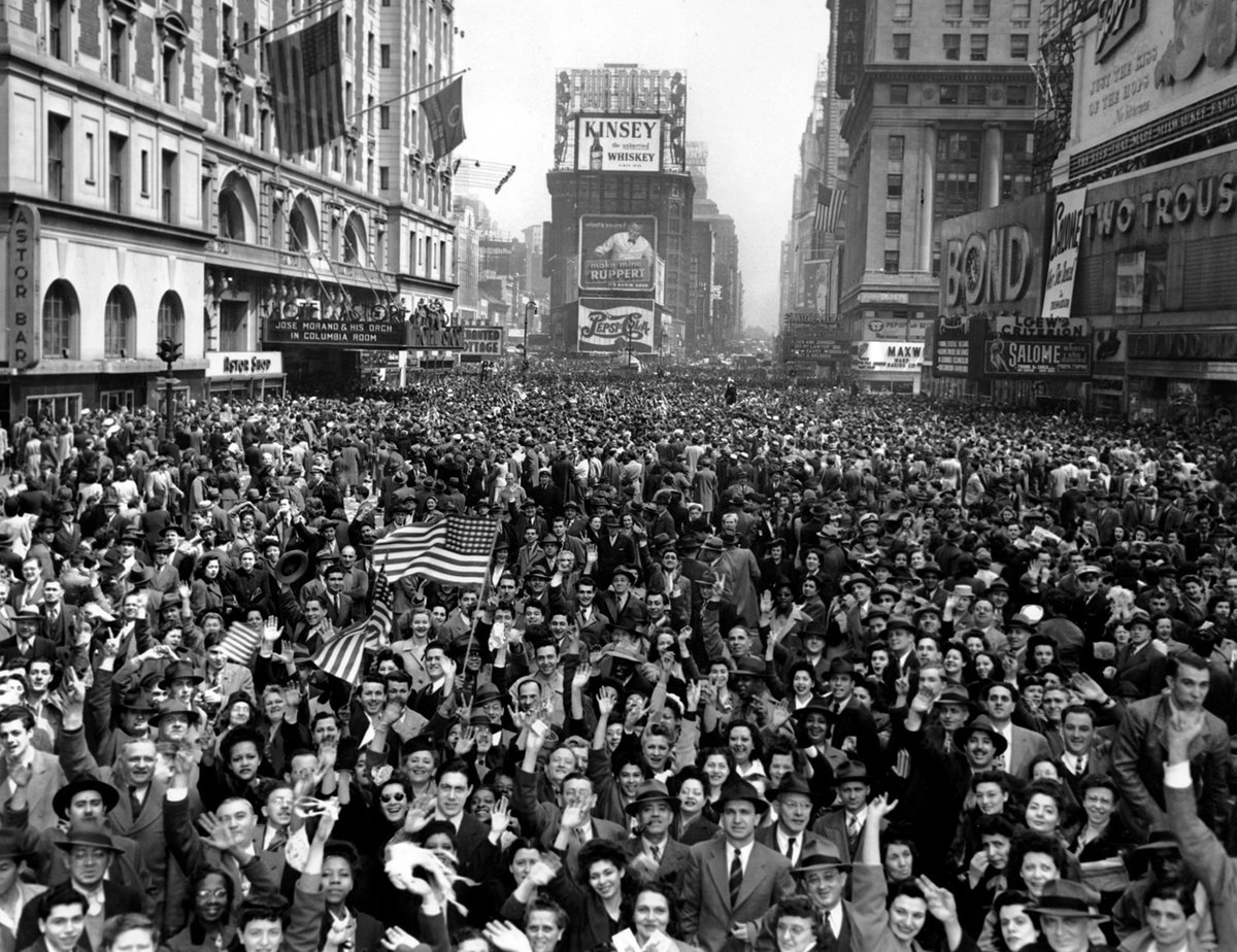 #OTD in 1945
‘Looking north from 44th Street, New York's Times Square is packed Monday, May 7, 1945, with crowds celebrating the news of Germany's unconditional surrender in World War II.’
#WW2 #VEDay #Manhattan #TimesSquare