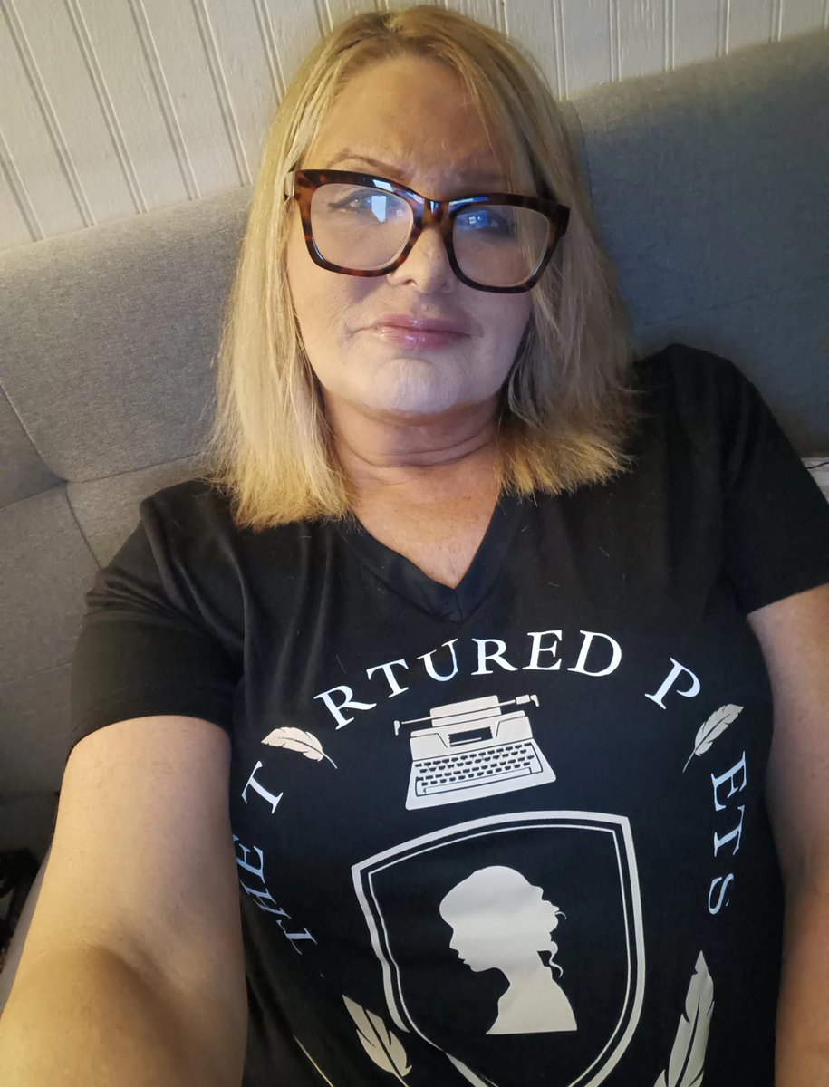 SuzHall_Actor's tweet image. I love this shirt, not because of Taylor S, but because I'm a tortured poet. #AtlantaPoet #AtlantaActor #AtlantaArtist 📚✒️