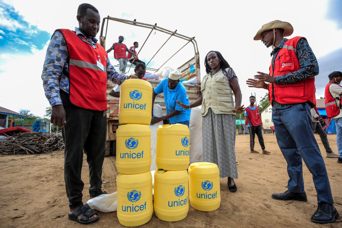 Thanks to support from @UKinKenya, @UNICEFKenya and @KenyaRedCross today distributed WASH and food supplies to over 330 households at Kazuku Primary School IDP camp, Garissa County. This is one of 11 camps hosting families displaced by the ongoing floods in the county.