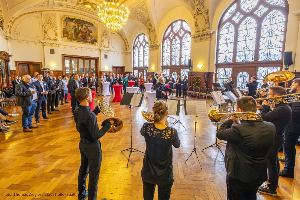 Neuberufene Professor*innen der MLU sind gestern auf einer Festveranstaltung im Stadthaus begrüßt worden. Halles Bürgermeister Egbert Geier eröffnete die erstmals in dieser Form stattfindende Veranstaltung. Vorausgegangen war ein Begrüßungstag an der MLU. campus-halensis.de/artikel/neuber…