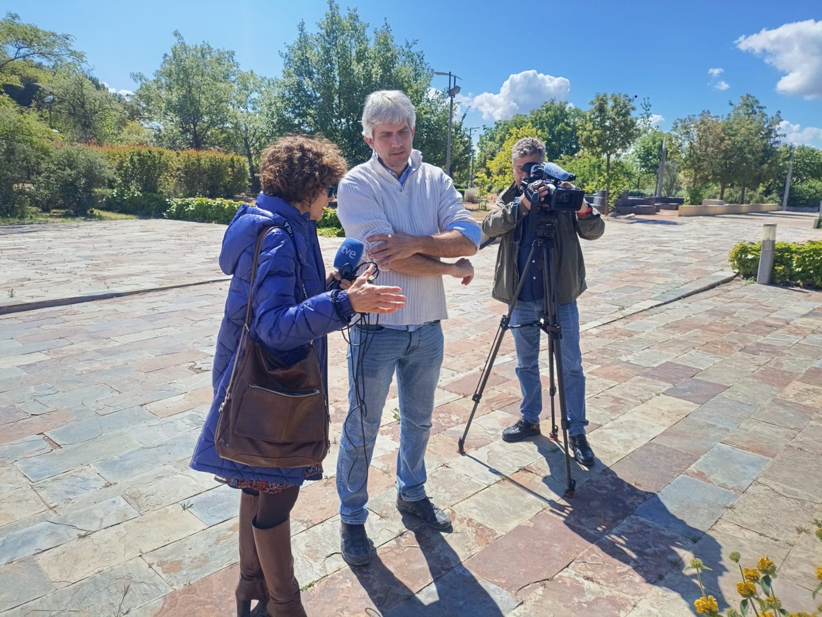 Hoy en el Jardín Botánico, han venido a grabar un reportaje de TVE CLM.
Alejandro Santiago, Conservador del Jardín Botánico de Castilla-La Mancha, ha hablado sobre la reacción del polen con las alergias.
¡Podéis verlo en RTVE Play!¡No te lo pierdas!
#jardinbotanicoclm #RTVEPlay