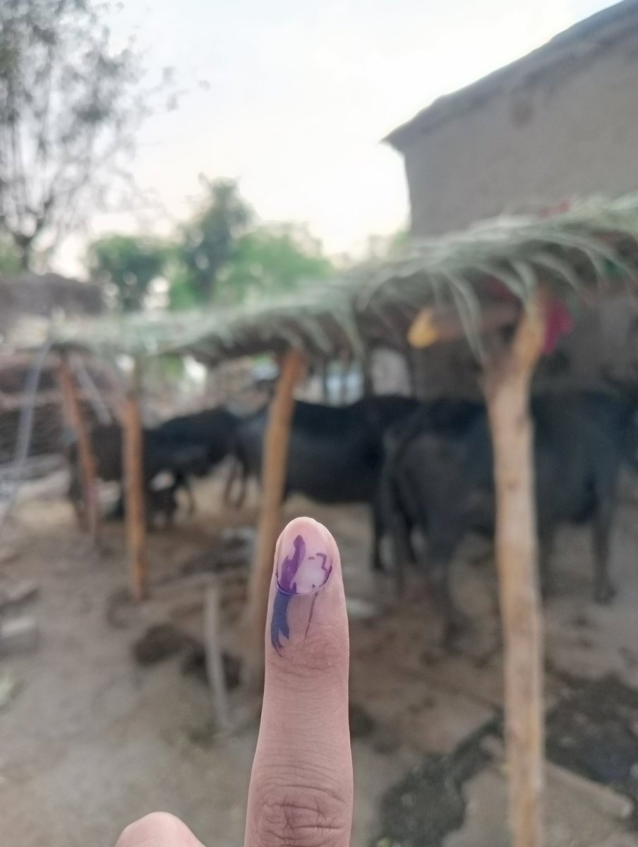 #MyFirstVote 
I chose this background by heart but don't know why?🤍