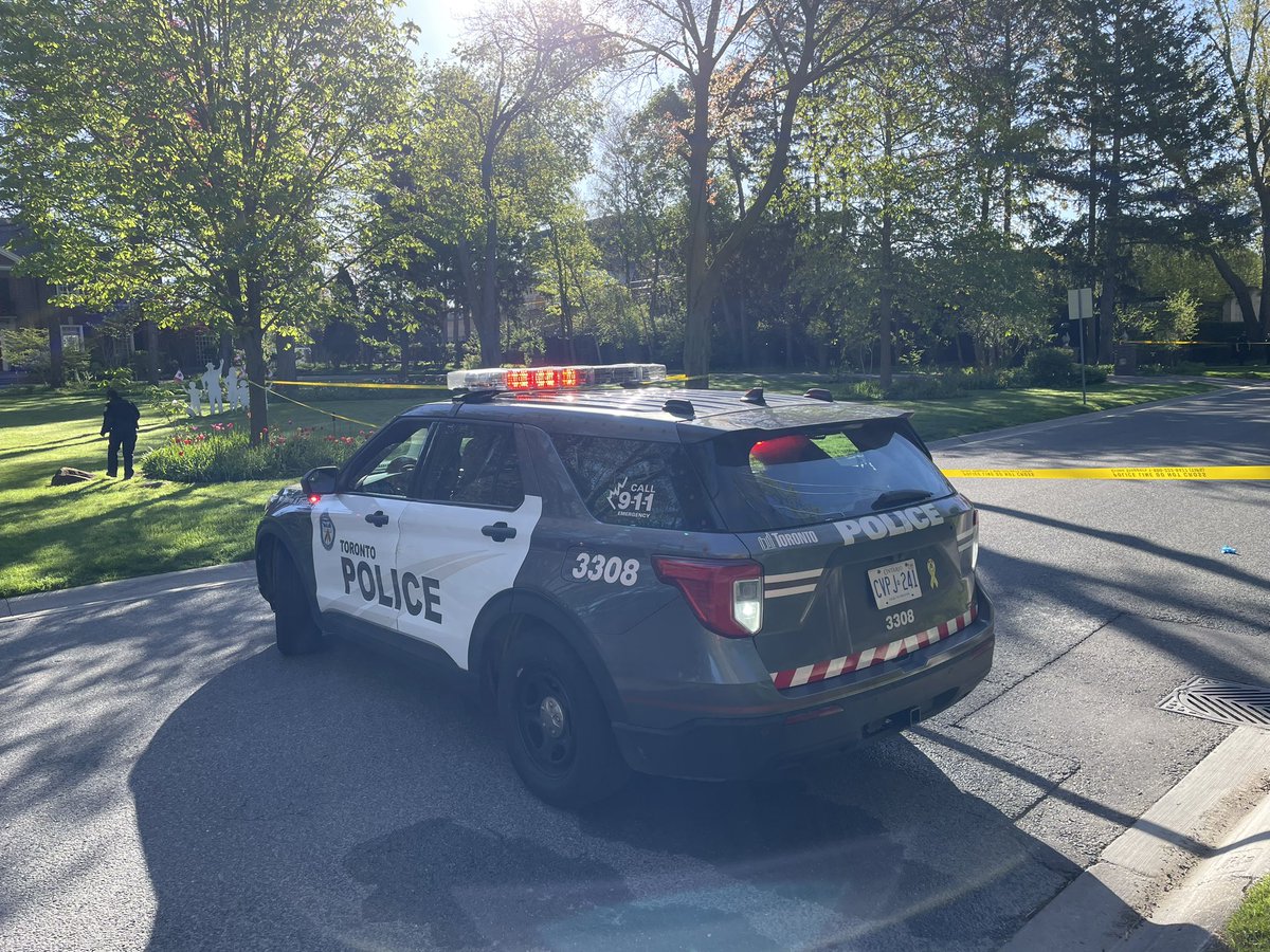 A look at the scene surrounding the home of rapper Drake as police investigate a shooting in the upscale area. Police confirm to @CityNewsTO that Drake was NOT the man injured.