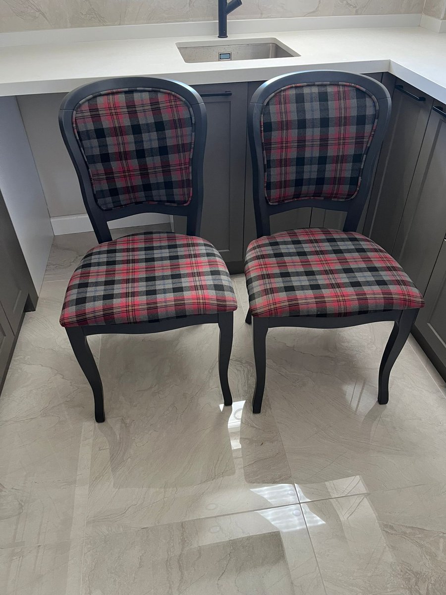 Sol Taraftaki satın aldığım ve 2 adeti eksik gelen sandalyem. 

Sağ Taraftaki ise eksik diye tamamlanan sandalyem sizce ikisi arasında ki fark nedir ? @kelebekmobilya @davutdogan