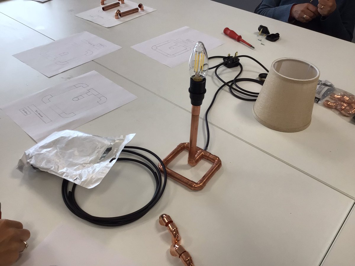 💡 Women’s Group 💡 Our women’s group started making their very own copper lamps today, including wiring their own plugs! 🔌 Go raibh milé maith agat to Thomas from our Scioból na Bhfear for sharing his knowledge and skills with the group 😊