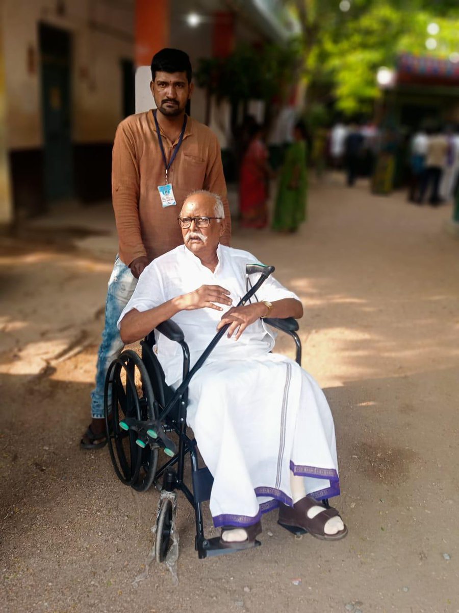 No #VoterToBeLeftBehind ✨ Sr. Citizen voter at a Polling Station in Raichur district of #Karnataka #InkWaliSelfie #ChunavKaParv #DeshKaGarv #Elections2024 #LokSabhaElections2024 #YouAreTheOne