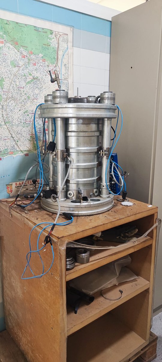 🔬¡Nueva sesión de laboratorio para los estudiantes del máster en Ingeniería del Terreno! Comprobamos la complejidad de las celdas de ensayos y técnicas de medición en el laboratorio de Mecánica del Suelo. Prácticas que conectan la teoría con la aplicación práctica.
#Geotecnia