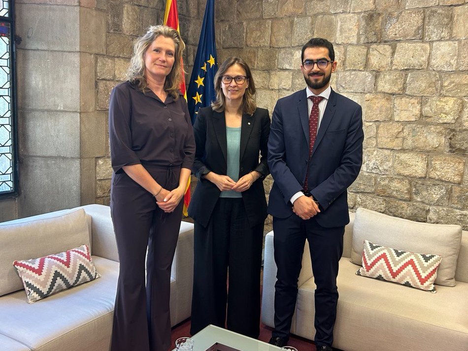 🤝 La consellera @MeritxellSerret s'ha reunit amb @mari_jong, vice ambaixadora dels Països Baixos, i Ayoub Borakruf, responsable d’Afers Econòmics i Polítics 💧 Els ha compartit la gestió de la sequera per part del @govern i projectes que promouen l'ús de l'hidrogen verd a…