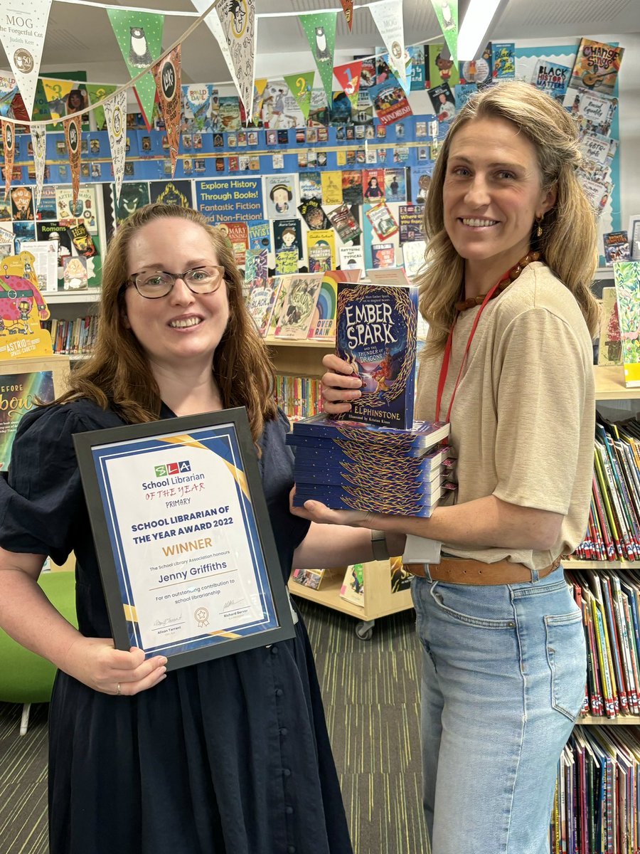 With former School Librarian Of The Year, Jenny Griffiths, this morning - what a joy to team up with her and her brilliant pupils! Thanks for having me @RPPS_Library 🌟 And thank you wonderful Kathlyn @nomadbooks for supplying the beautiful sprayed edge copies of EMBER SPARK 🐉