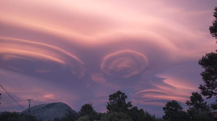 Nubes lenticulares captadas en Santa Rosa & San Jacinto National Monument, en el sur de California 🇺🇸 Crédito: Debbie Ligon